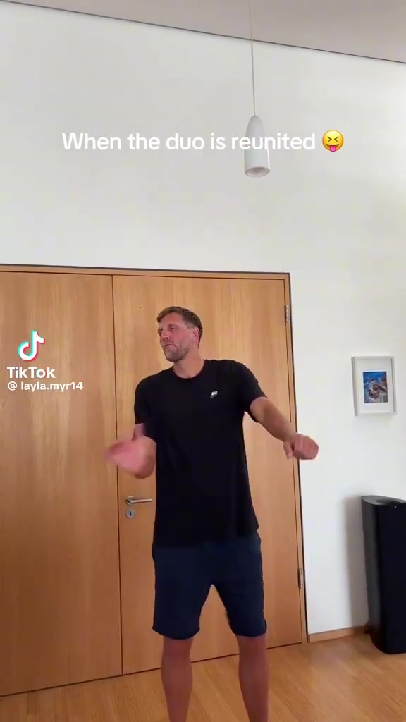 庆祝东契奇和小尼尔森重新联手？诺维茨基大秀销魂舞姿😂