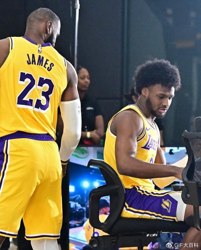 湖人愿下赛季或老詹安排退役巡演,詹姆斯似乎还想再陪儿子征战