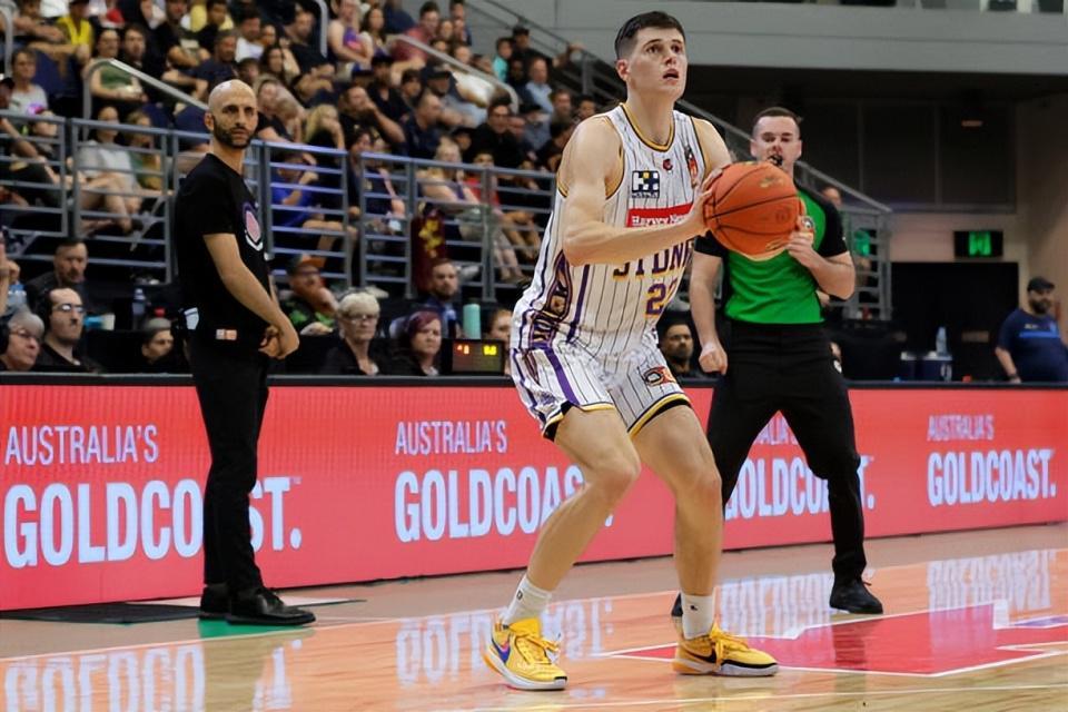 九游官网-夏季联赛表现不佳,澳洲锋线新星还能从勇士得到一份双向合同吗?