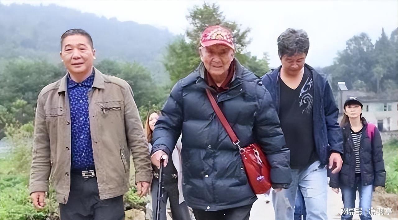 台湾92岁老兵回重庆祭祖,下飞机后却怒道:这不还是台北吗?