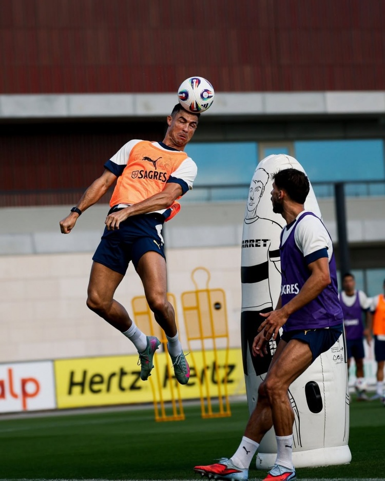 九游中国-备战世预赛！C罗晒葡萄牙国家队训练照