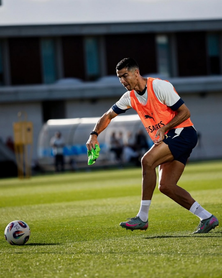 九游中国-备战世预赛！C罗晒葡萄牙国家队训练照