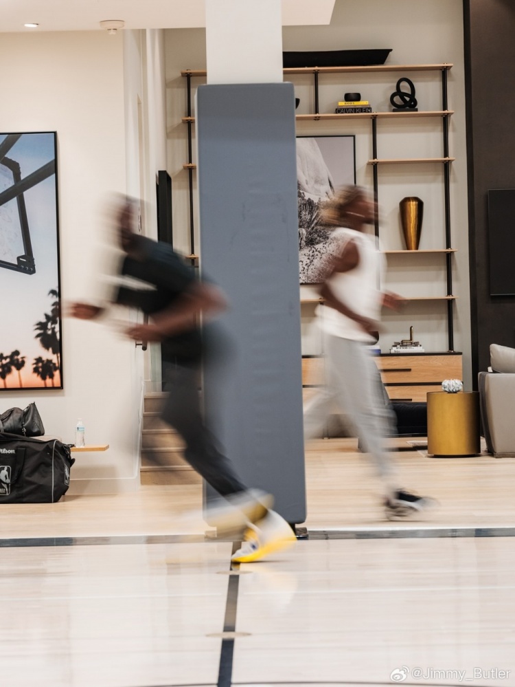 九游中国-巴特勒发布与追梦训练合照并赞同其观点：携手迈向总冠军之路