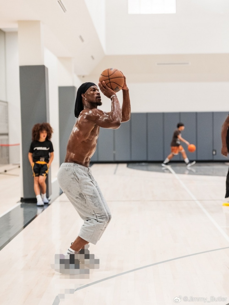 九游中国-巴特勒发布与追梦训练合照并赞同其观点：携手迈向总冠军之路