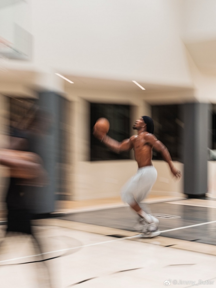 九游中国-巴特勒发布与追梦训练合照并赞同其观点：携手迈向总冠军之路