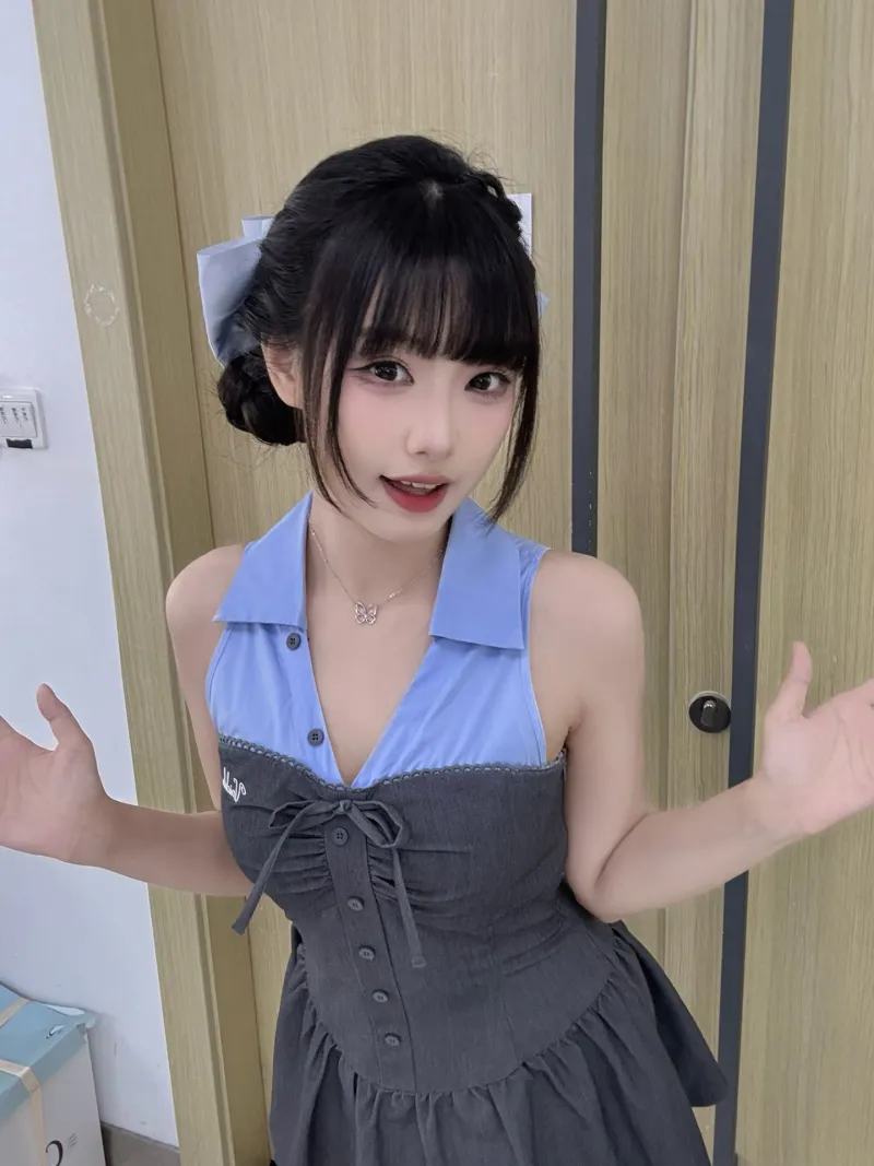 LPL主持周敢敢晒照：非常甜妹，生活给我一拳，我出布