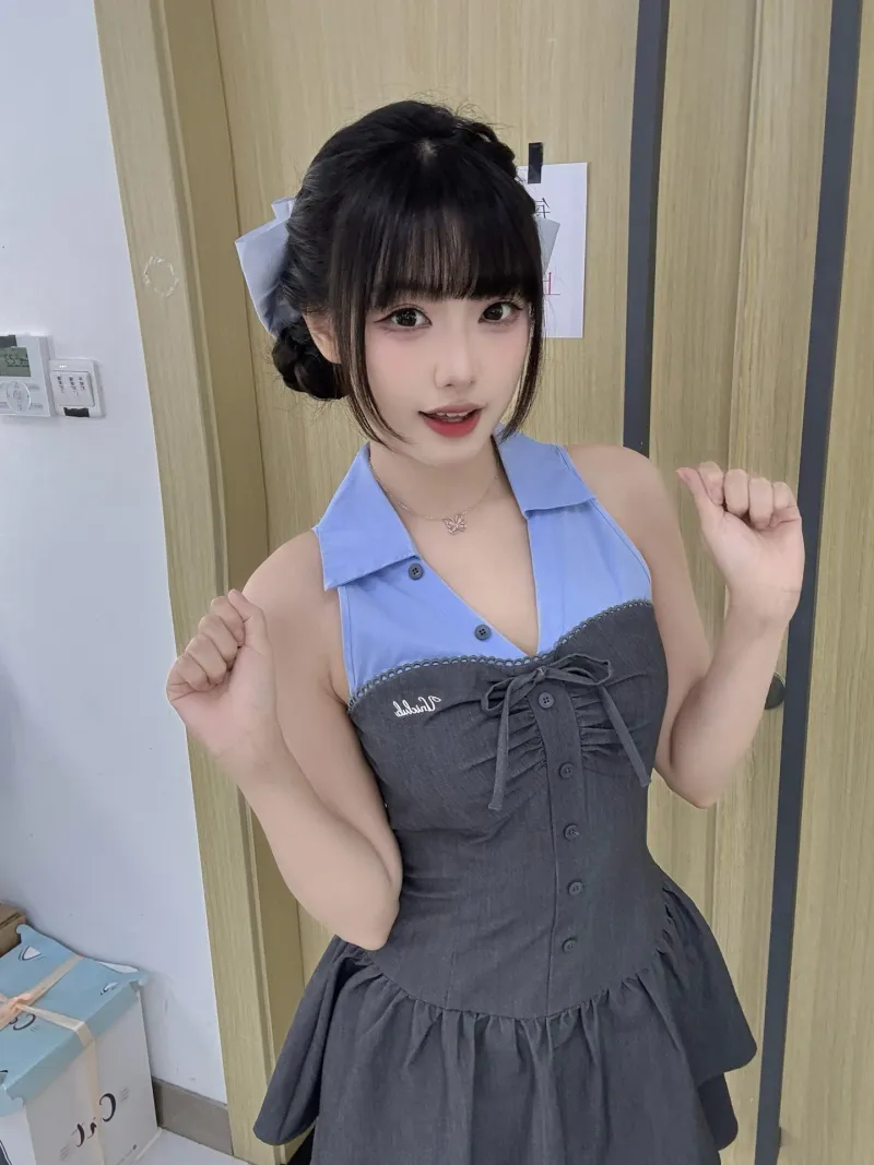 LPL主持周敢敢晒照：非常甜妹，生活给我一拳，我出布