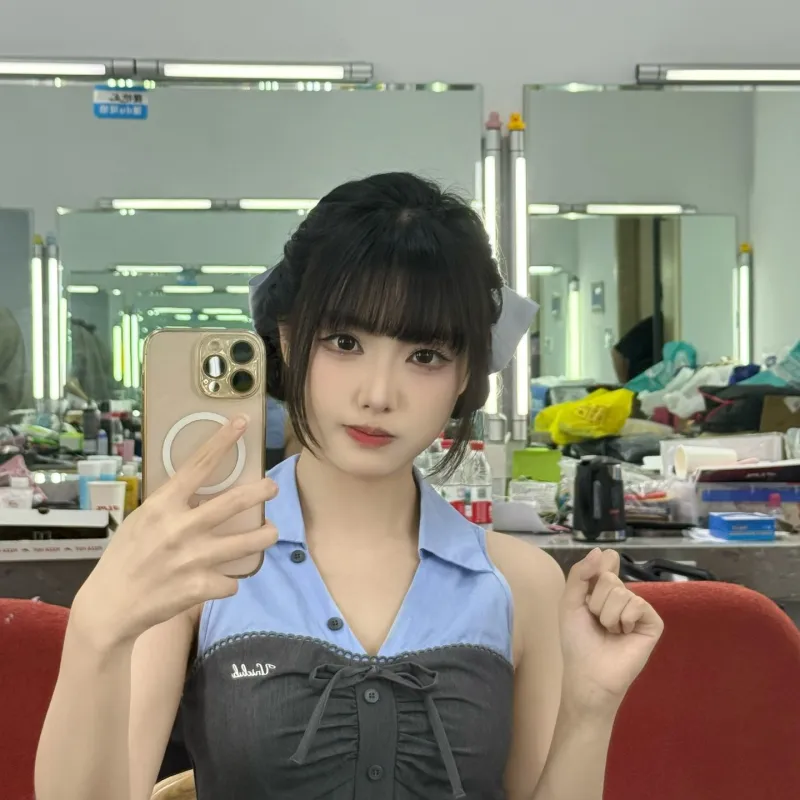 LPL主持周敢敢晒照：非常甜妹，生活给我一拳，我出布