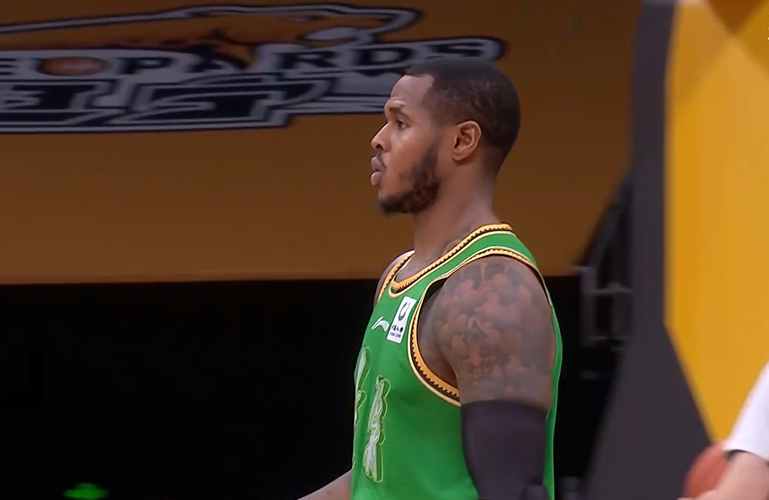 重磅引援得0分1板，辽宁队丢了西瓜捡了芝麻！球迷：快点送走